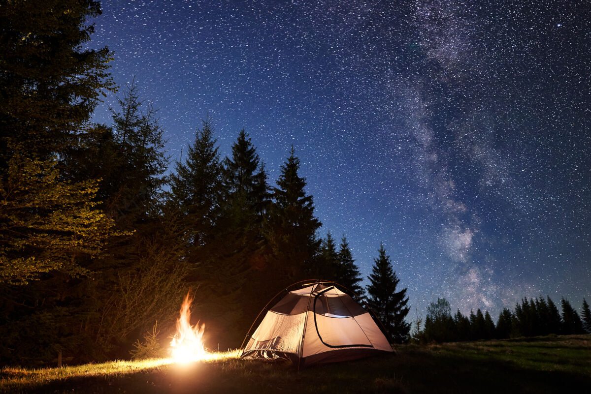 空氣夜宿星空和銀河下的群山宇宙發(fā)光星星