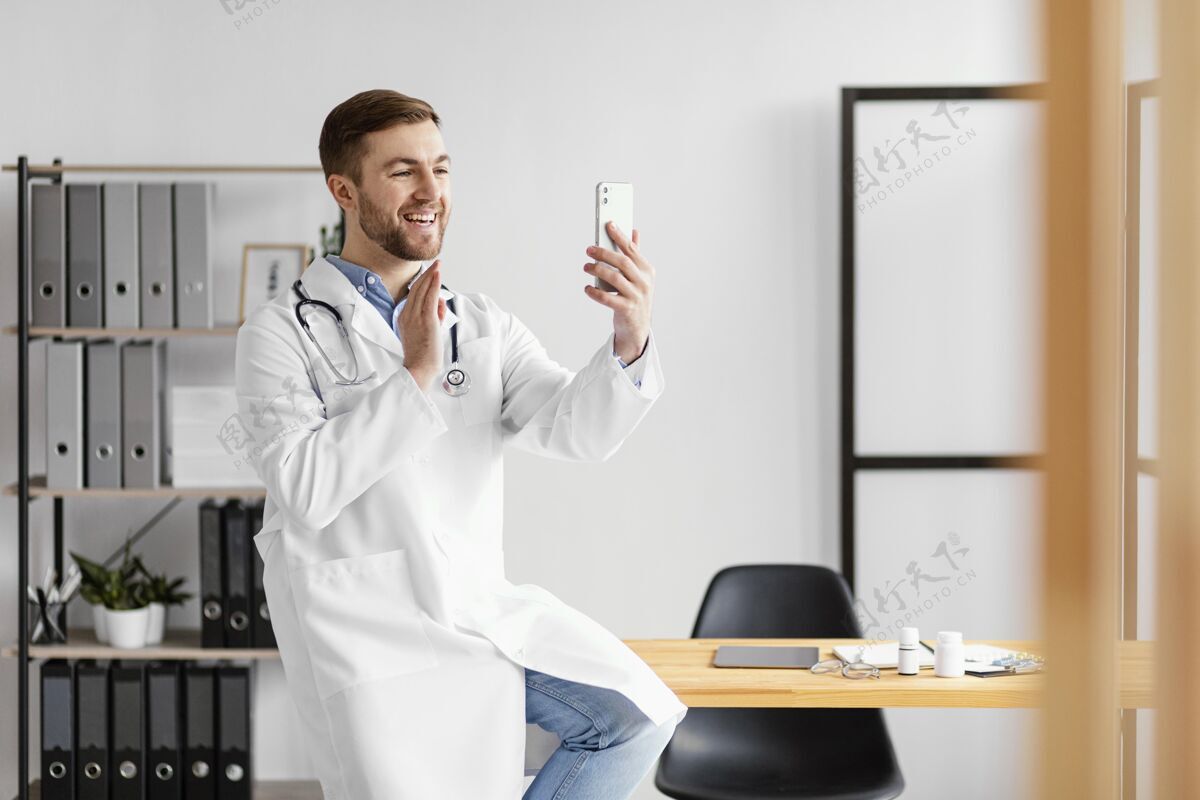 生活方式中枪医生拿着智能手机医疗专业人士健康连接