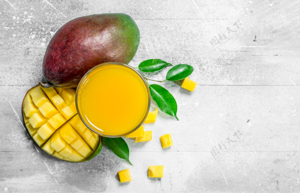 甜点芒果汁放在乡村的桌子上营养异国情调健康