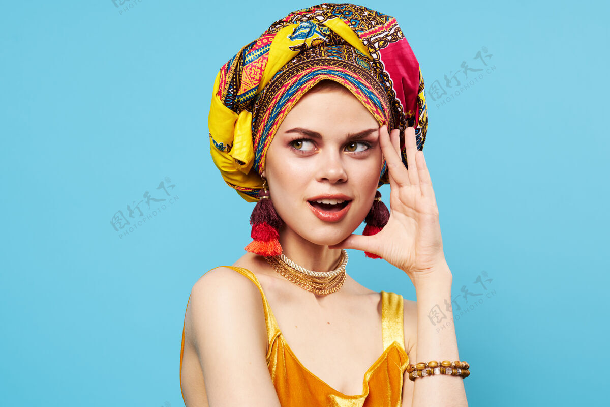 美女美女五彩头巾装饰时尚特写蓝色背景女士非洲年轻