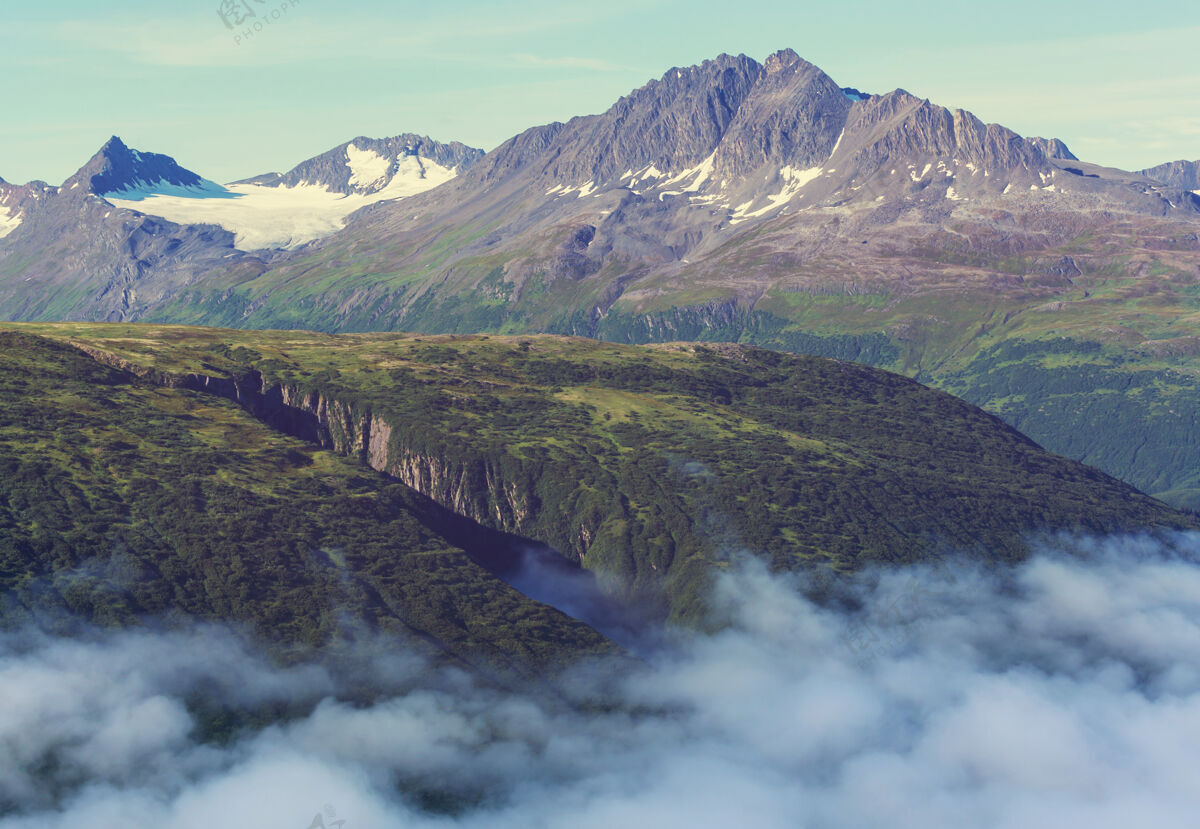 风景美国阿拉斯加风景如画的山脉夏天下雪覆盖着山丘 冰川和岩石山峰旅行国家户外