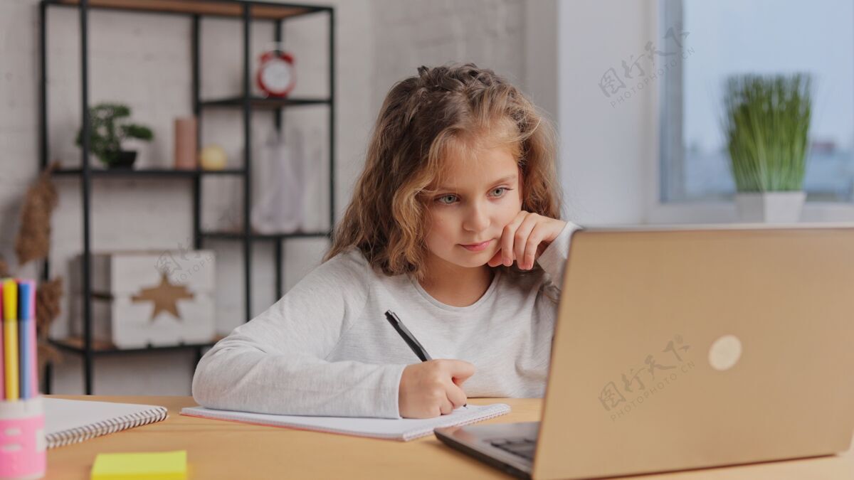 学习可爱的小学生在家用笔记本电脑学习计算机距离学习 家庭教育在线教育远程教育数字