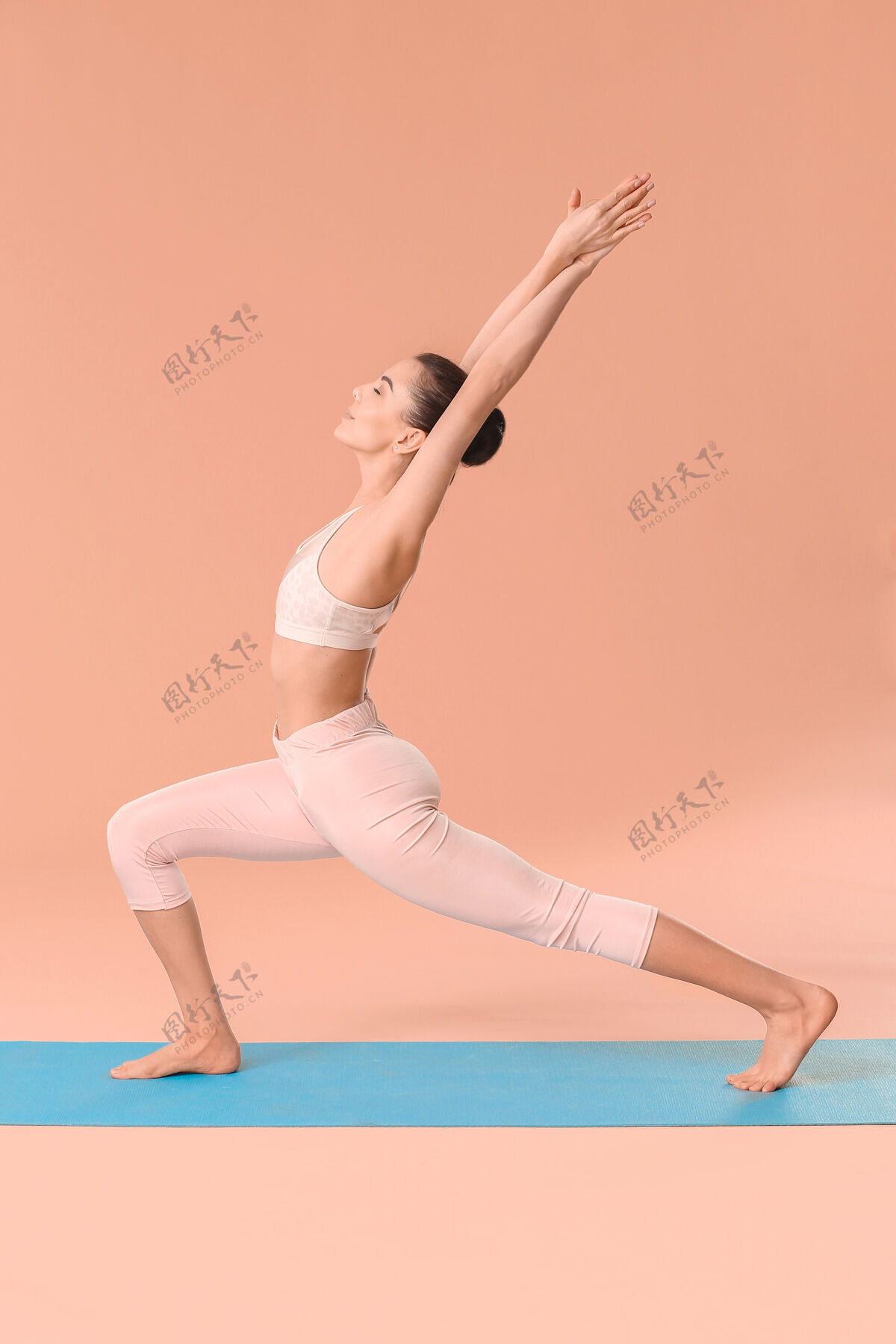 锻炼年轻女子练彩色瑜伽休闲哈达平静
