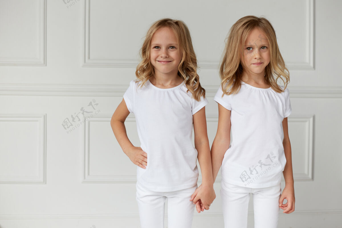 可爱两个穿白衣服的小女孩妹妹女孩小