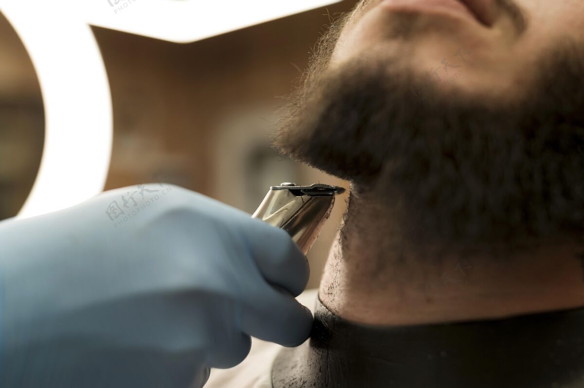 水平在理发店理胡子的年轻人修剪理发师工人