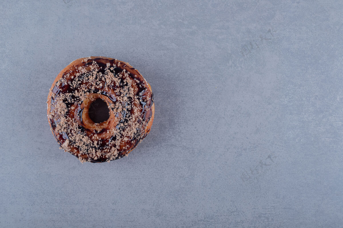 甜甜圈新鲜的巧克力甜甜圈在灰色的表面顶视图大理石糖果早餐