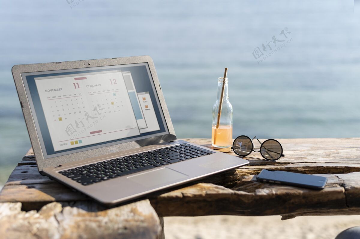 分类与笔记本电脑在海边的安排自由职业者远程数字游牧
