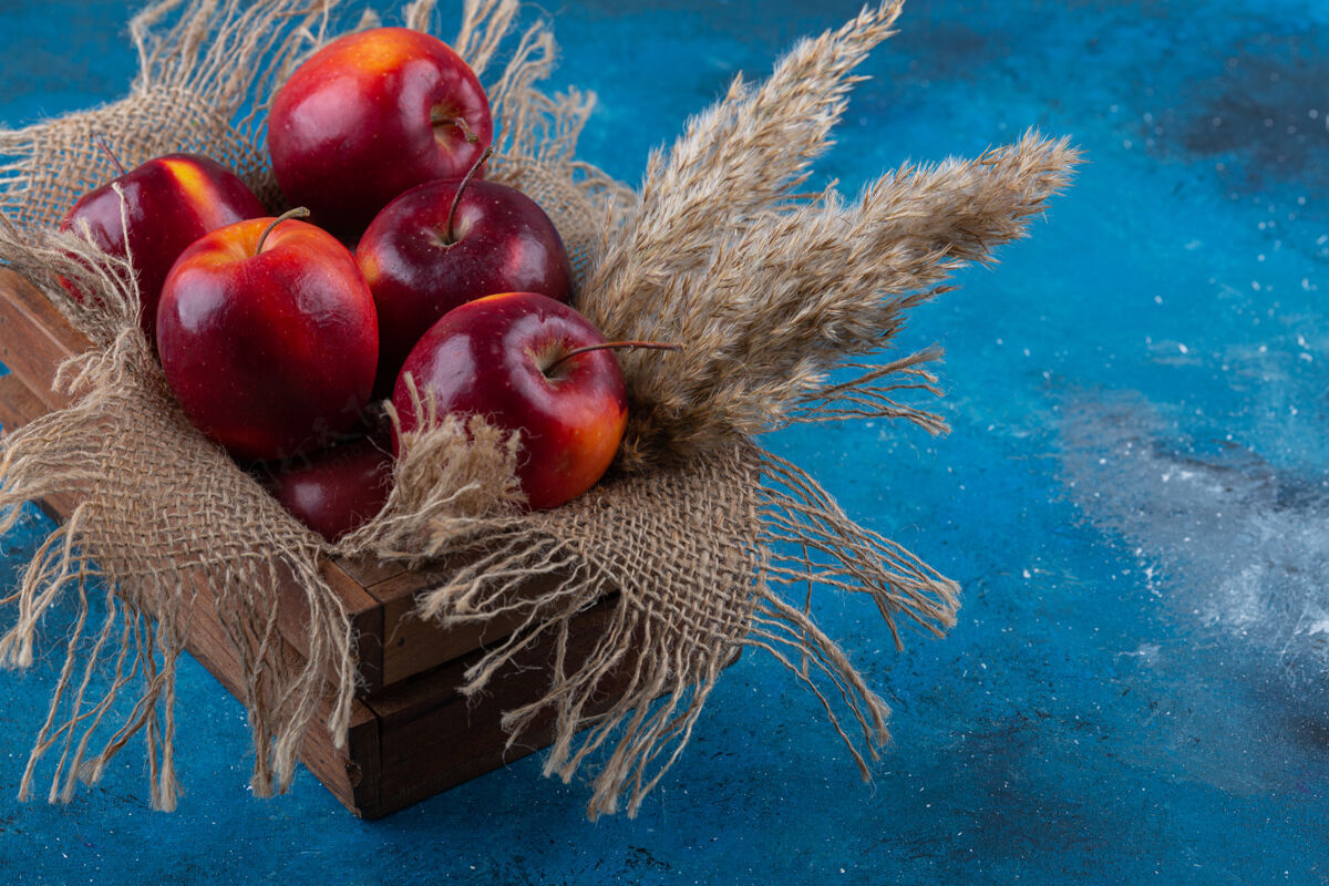 健康美味的红光苹果放在木箱里红色新鲜全的