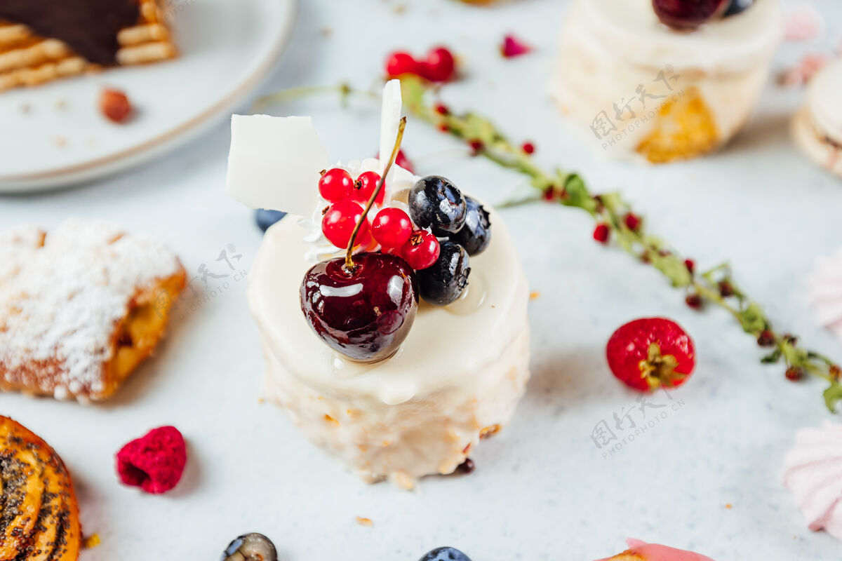 蛋糕和糕点特写镜头的美味奶油糕点蛋糕与水果霜冻水果糕点
