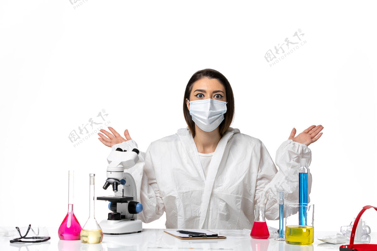 女化学家前视图穿着特殊套装的女化学家 戴着面罩 坐在白色背景上的溶液化学病毒大流行病毒covid-坐着专业医学