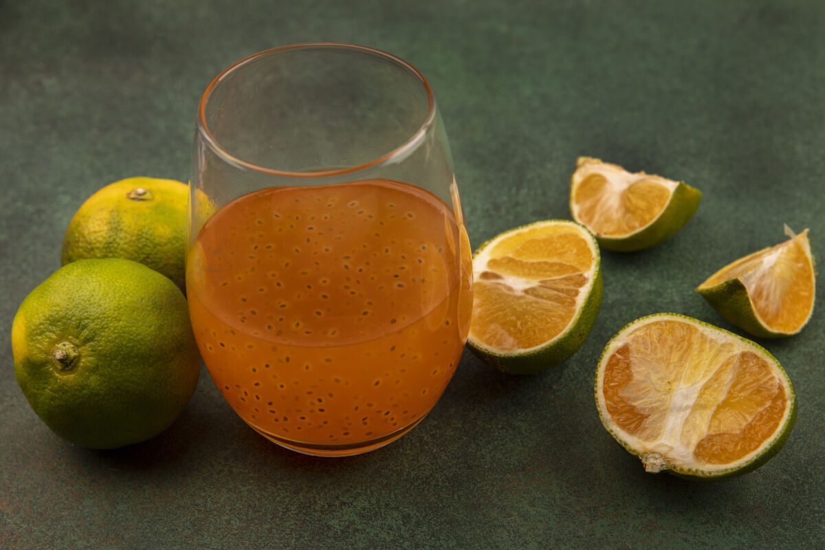 绿色在一个玻璃杯里的新鲜橘子和新鲜果汁的俯视图顶部橘子食品