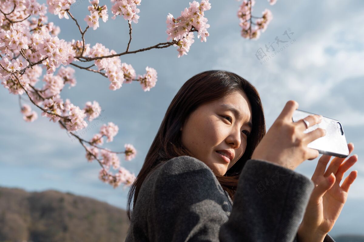 自然亚洲女人欣赏她周围的大自然日本女人美丽