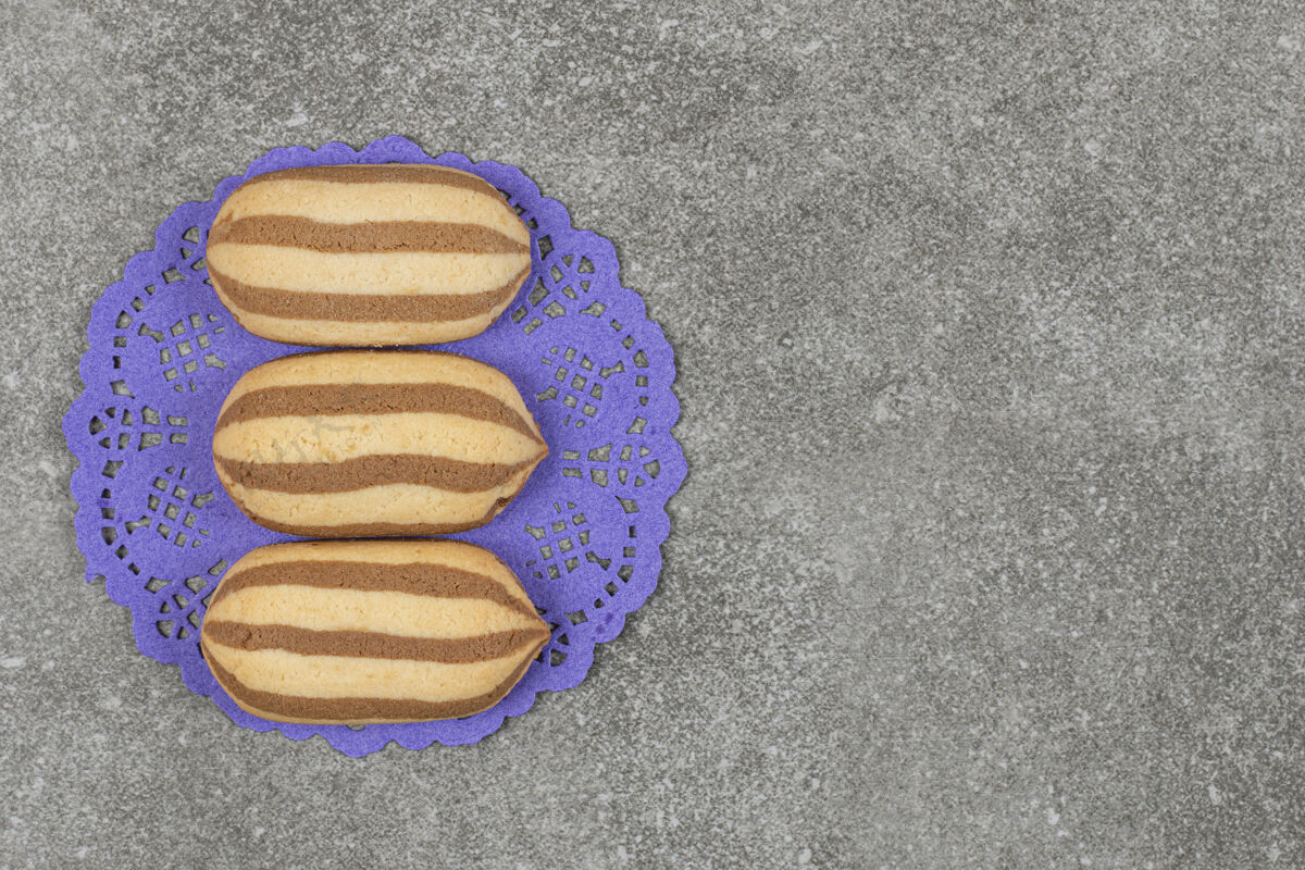 面包房蓝色餐巾上的美味巧克力条纹饼干美味饼干可口