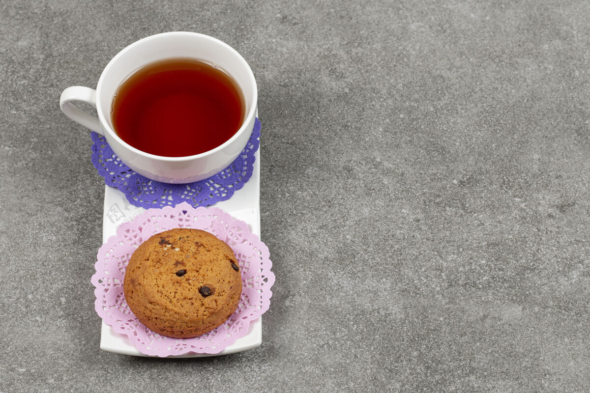 饼干在白碟子上放一杯茶和饼干可可糕点茶