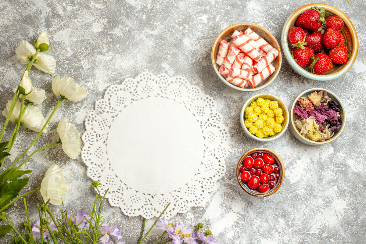 盖子顶视图新鲜的红色草莓和糖果的白色表面浆果糖果水果晚餐食物糖果