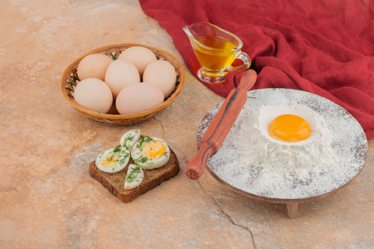 美味美味的烤面包 大理石桌上放着几个鸡蛋和油食物面包蛋黄