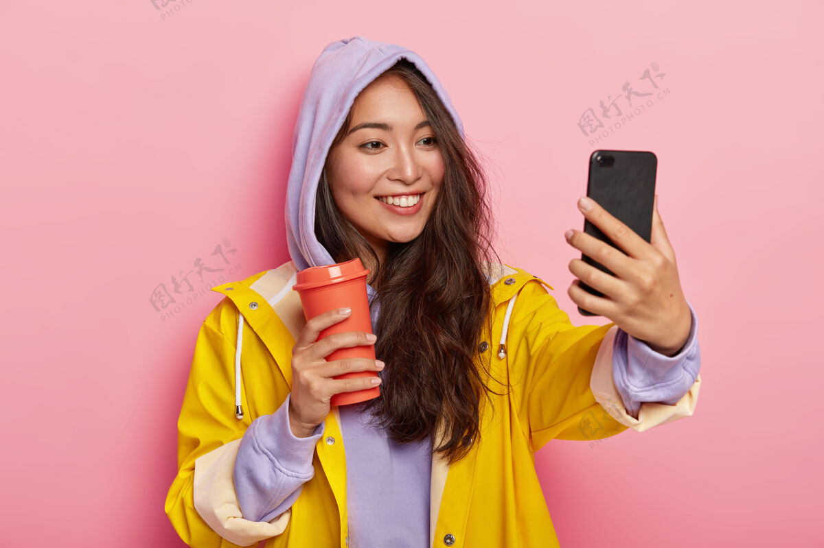 在线长相独特的少女自拍 秋日户外散步 穿上防护雨衣 喝着烧瓶里的咖啡通信散步快乐