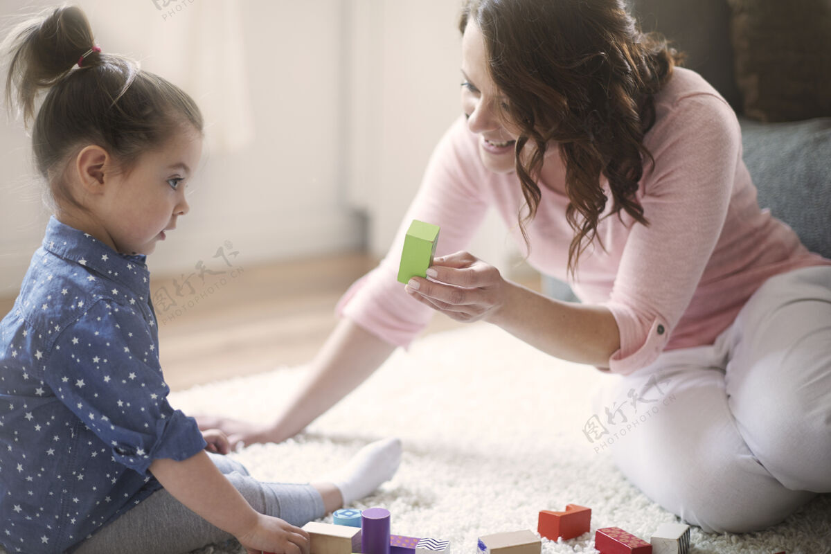 女孩妈妈和女儿在玩玩具无忧无虑妈妈教学