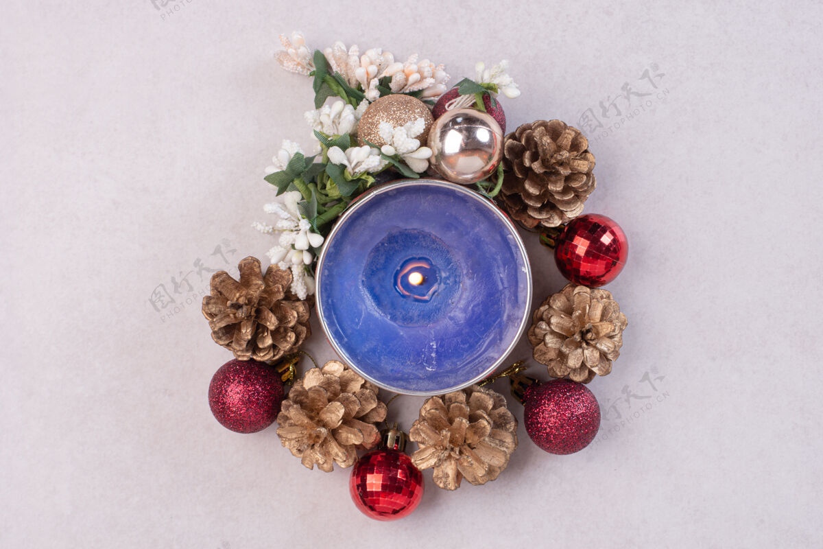 圣诞球圣诞球和松果的蓝色蜡烛装饰品红色装饰品
