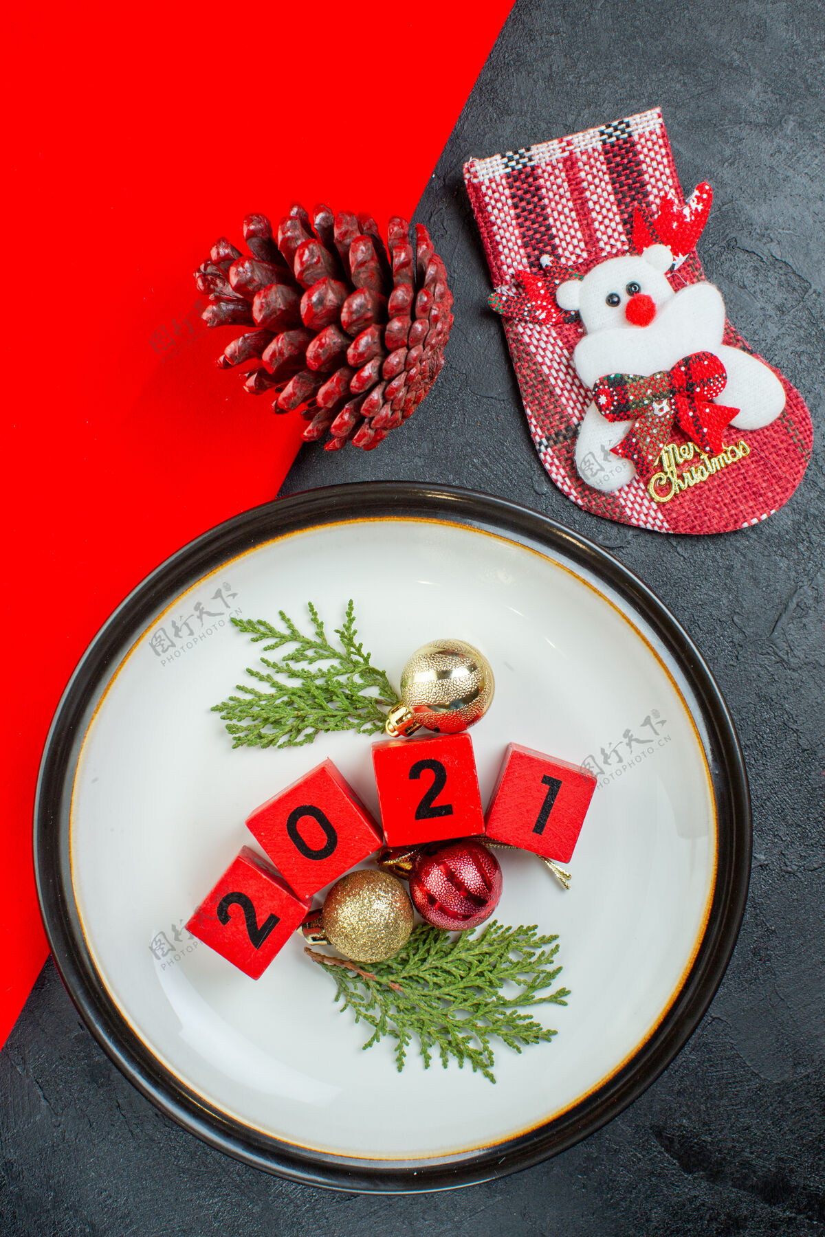 容器上图是一个盘子上的装饰配件编号和一个深色桌子上的圣诞袜子针叶树锥盘子菜肴胡椒粉