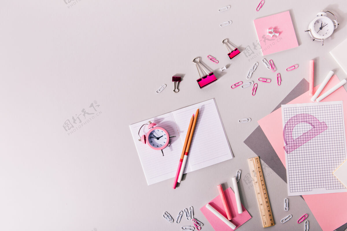 平底由粉色和白色色调的少女办公文具组成平底蓝色工具