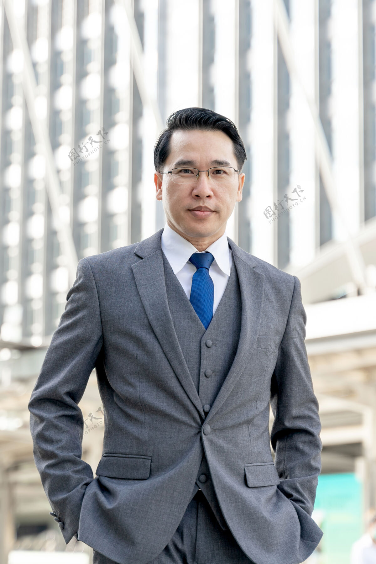 公司肖像亚洲商务人士商务区 高级有远见的行政领导与商业愿景-生活方式的商务人士的概念高管商人专业