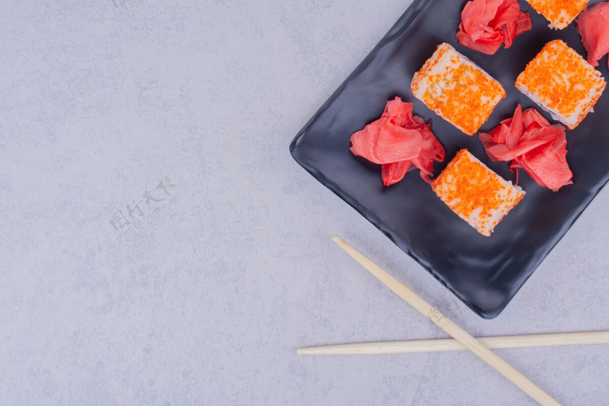 早午餐三文鱼卷和红腌姜放在一个黑盘子里顶部产品日本