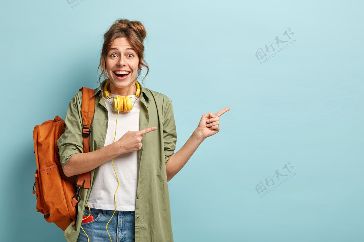 展示高兴的白种女人横拍用两个食指指指在一旁 一边宣传东西广告快乐旁边