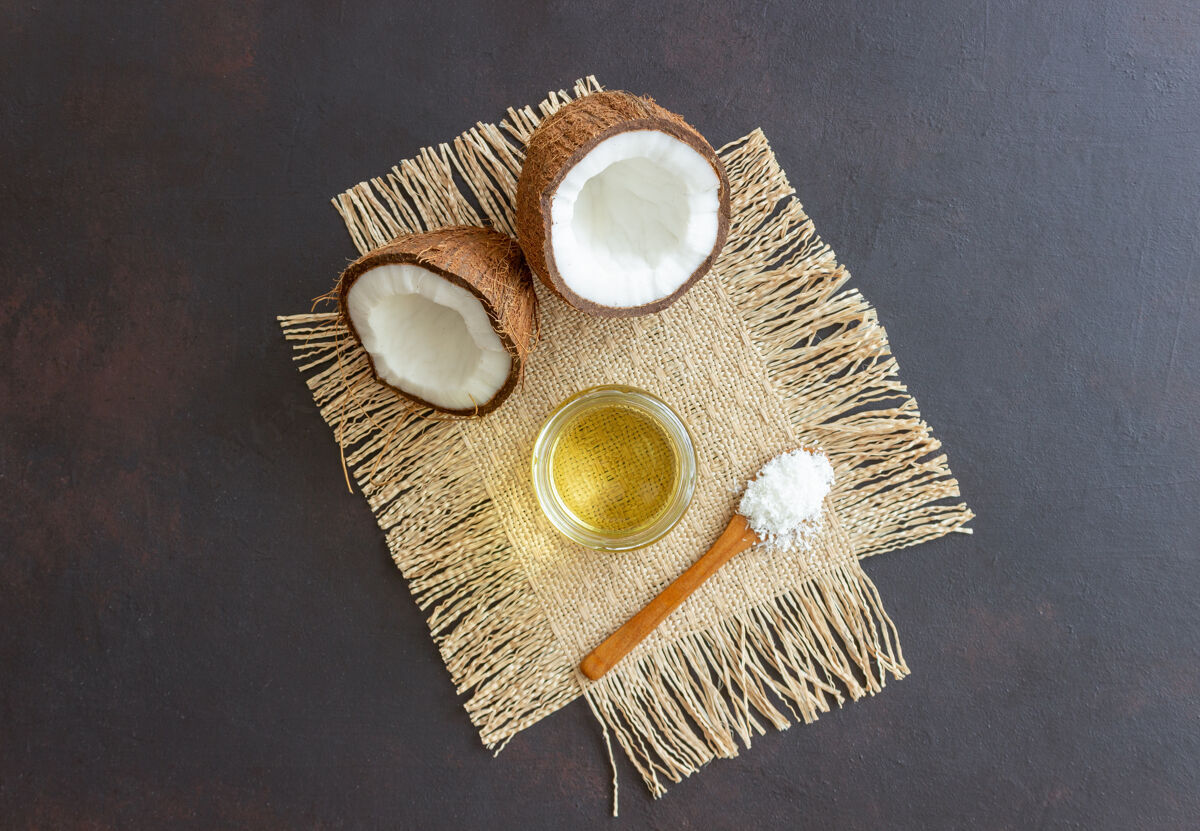 香精把椰子油放在罐子里 新鲜椰子放在深色的表面天然化妆品产品坚果健康