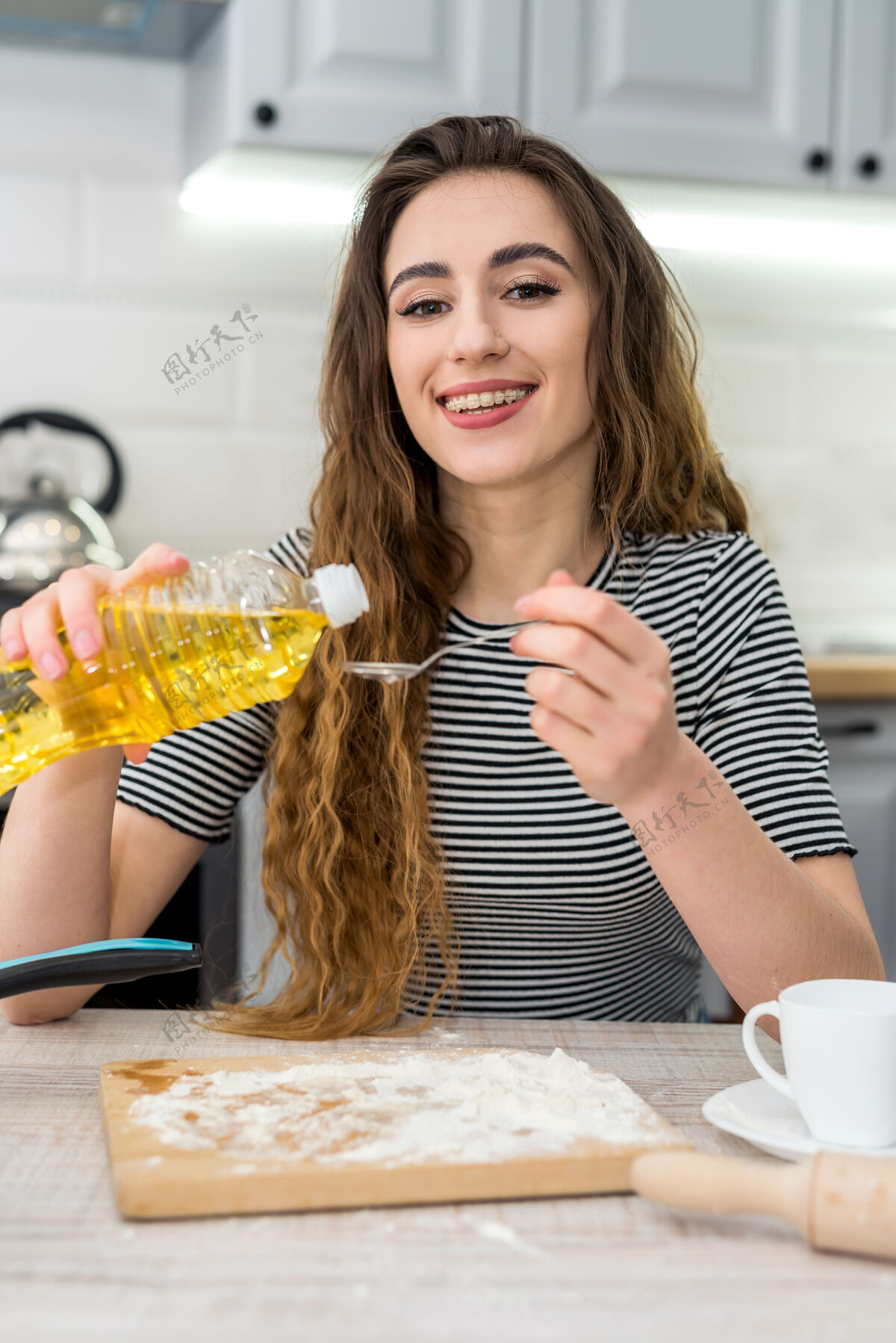 美味年轻女子准备美味的食物在餐桌上揉面粉传统房子面包房