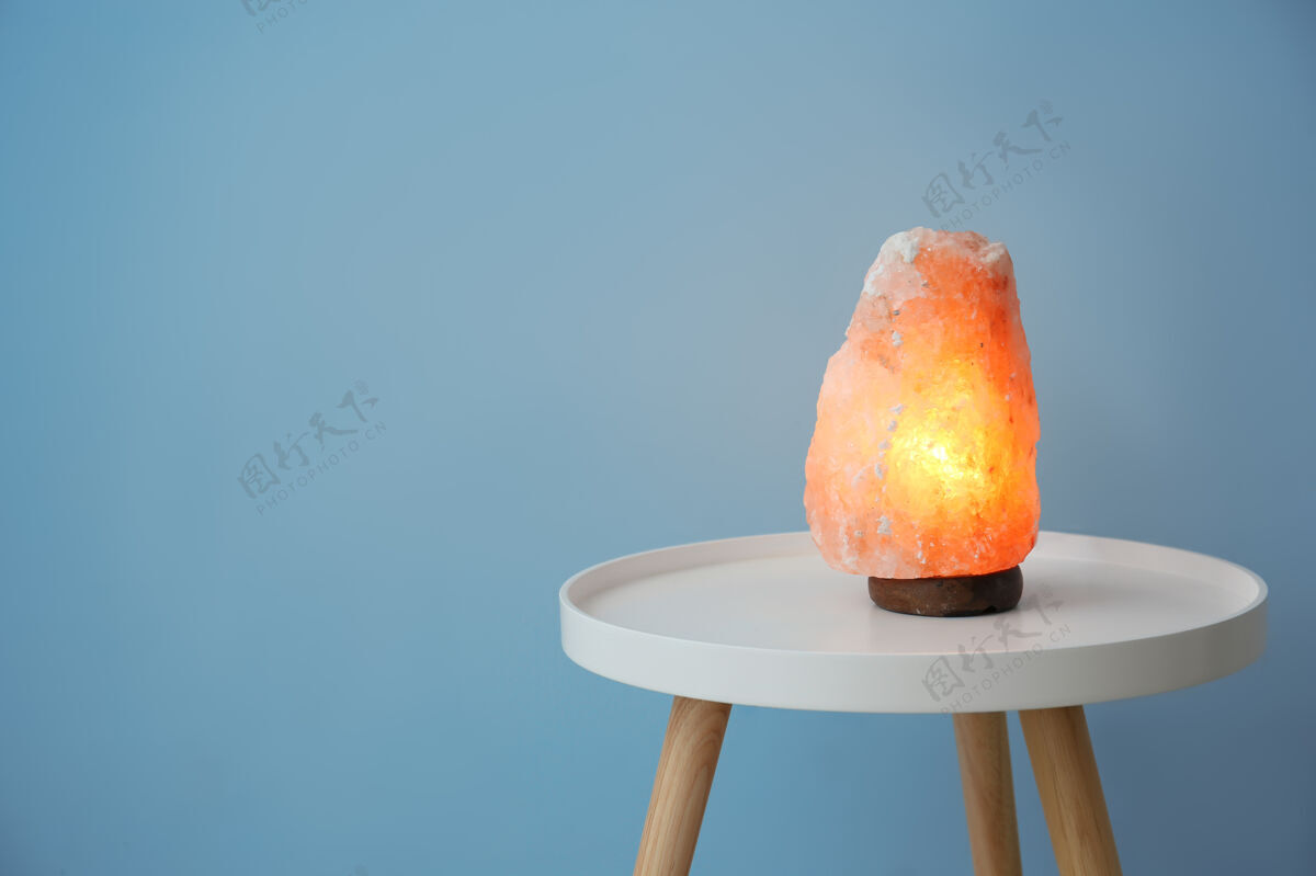 石头桌上的喜马拉雅盐灯设备盐室内