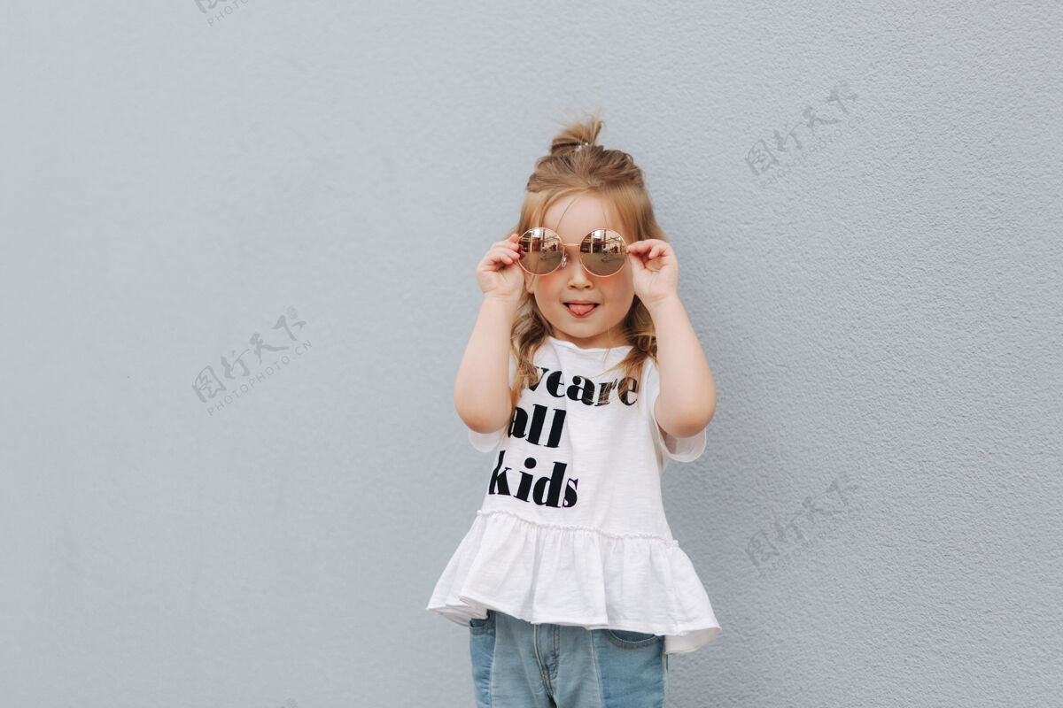 姿势小女孩戴上太阳镜 向摄影师摆姿势人女性肖像