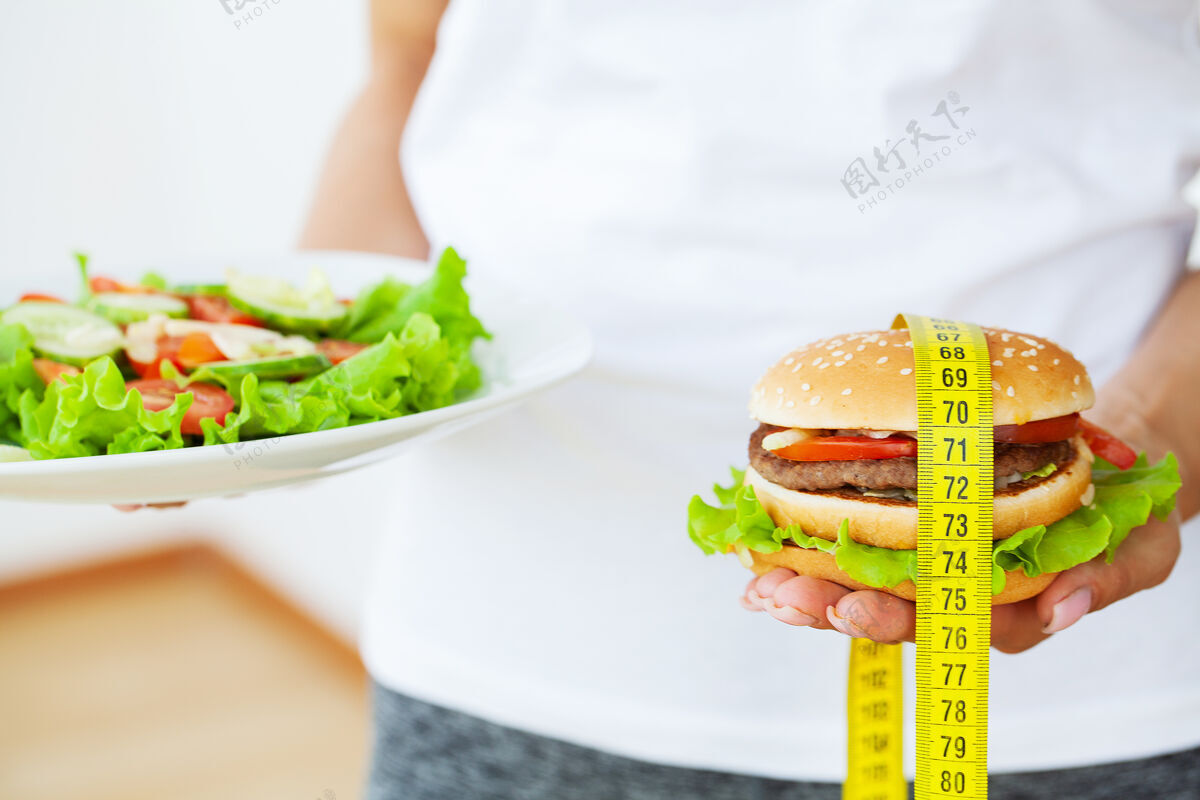 盖伊有害食物 肥肉汉堡旁边的黄色卷尺不健康快餐美式