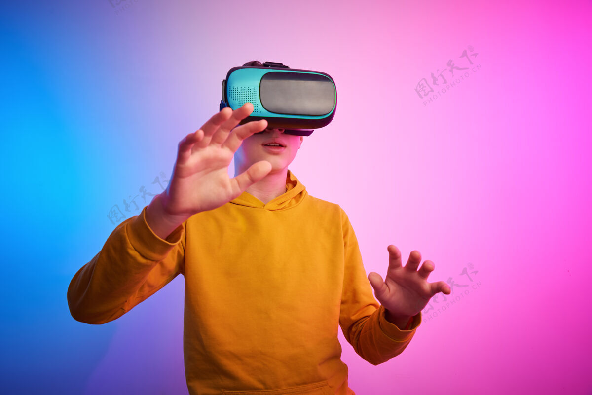 3d彩色墙上戴着虚拟现实眼镜的男孩未来科技 虚拟现实概念体验技术现实