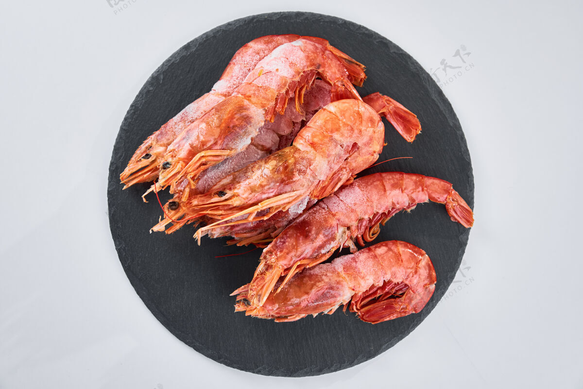 烹饪黑墙上的鲜虾生红冻对虾海鲜生的顶视图贝类