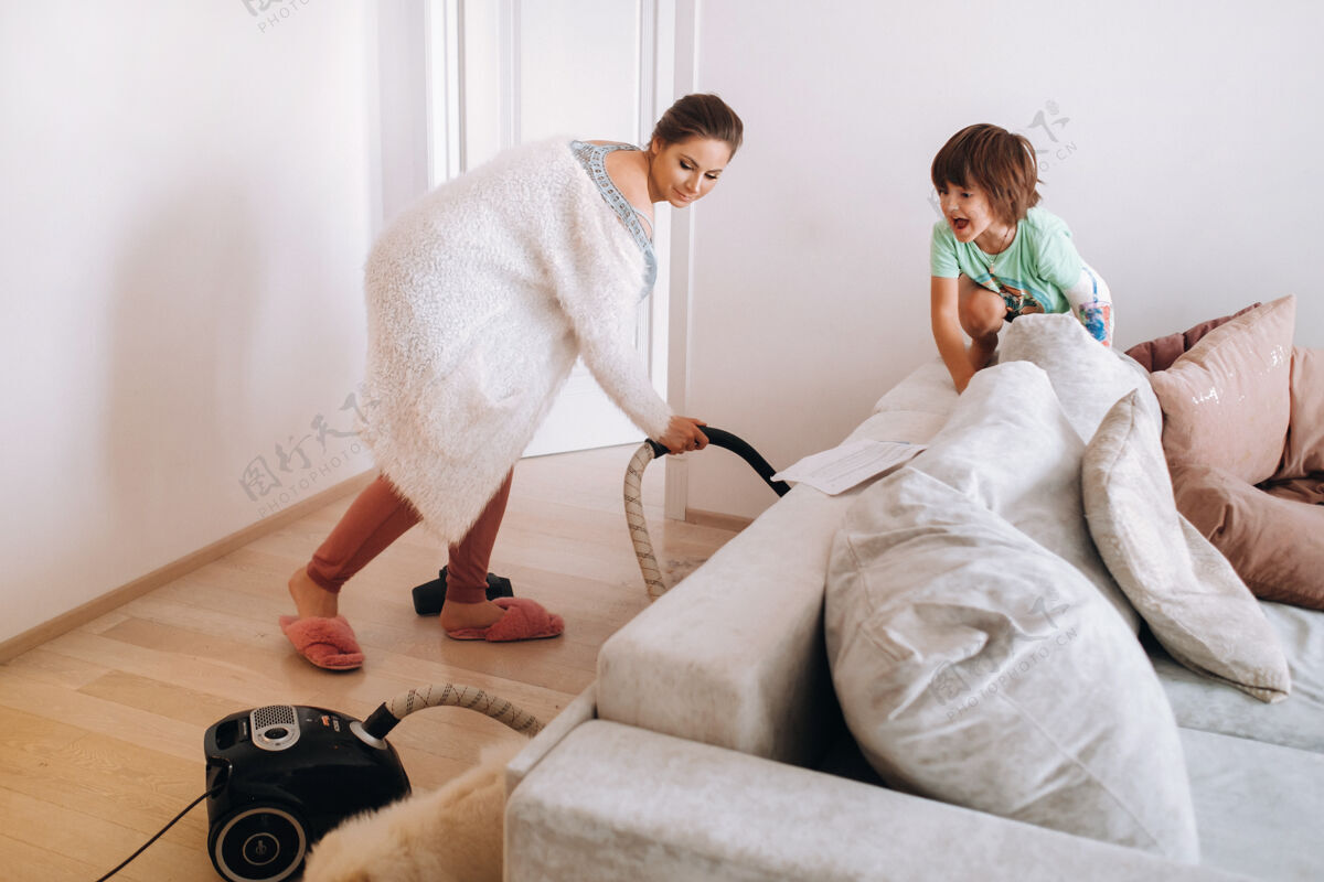 设备妈妈在家用吸尘器打扫地板 儿子看着笑着说电地板房间