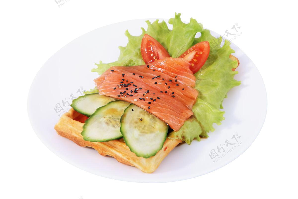 片比利时华夫饼配腌鲑鱼片 西红柿 黄瓜和莴苣叶 白色背景上的独立图像盘子自制的叶子