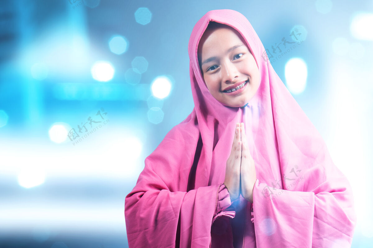 神圣戴面纱的亚洲穆斯林妇女 用模糊的灯光背景打招呼阿拉伯语菲律宾模糊