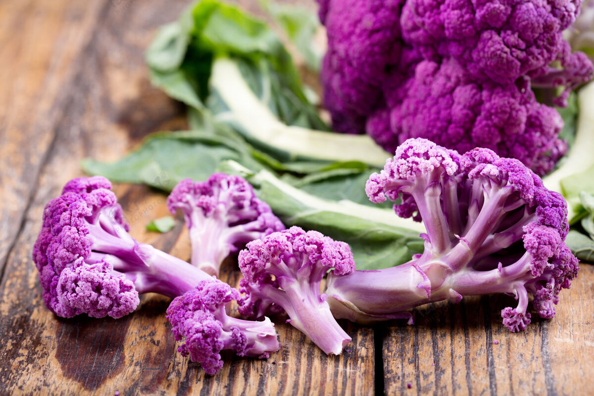有机木桌上紫色花椰菜的特写镜头物体饮食农业