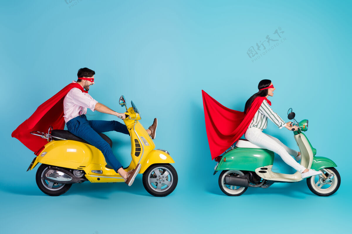 摩托车疯狂淑女小伙开着两辆复古摩托大速刹车停着戴着红色斗篷面具玩派对超级英雄角色外套飞天蓝色隔离墙情侣自行车空气