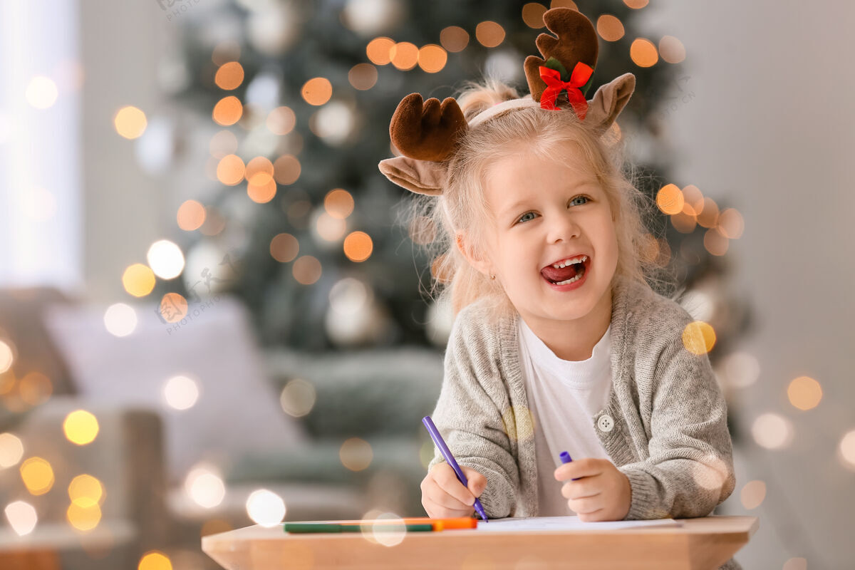 博凯可爱的小女孩在家给圣诞老人写信小写作传统
