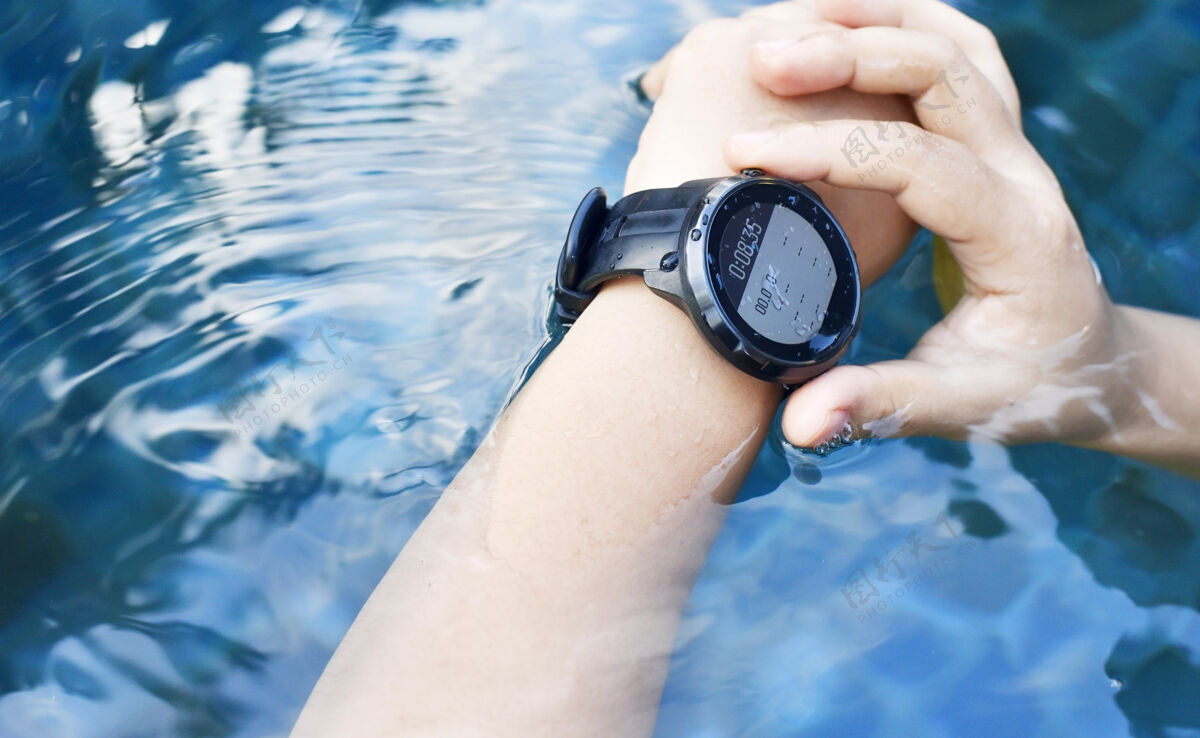 运动员游泳池里有心率监测器的游泳运动员智能手表活跃年轻