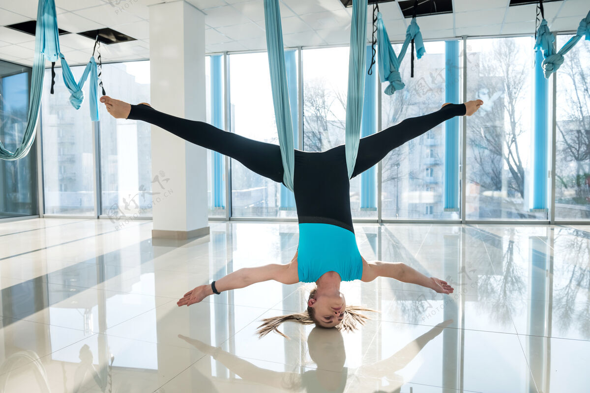 姿势运动型女子练习飞行瑜伽晨练健身馆锻炼灵活放松