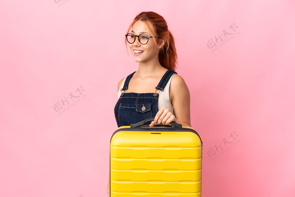 减肥一个俄罗斯女人带着旅行箱在度假时被隔离在粉红色的房间里旅行酷积极
