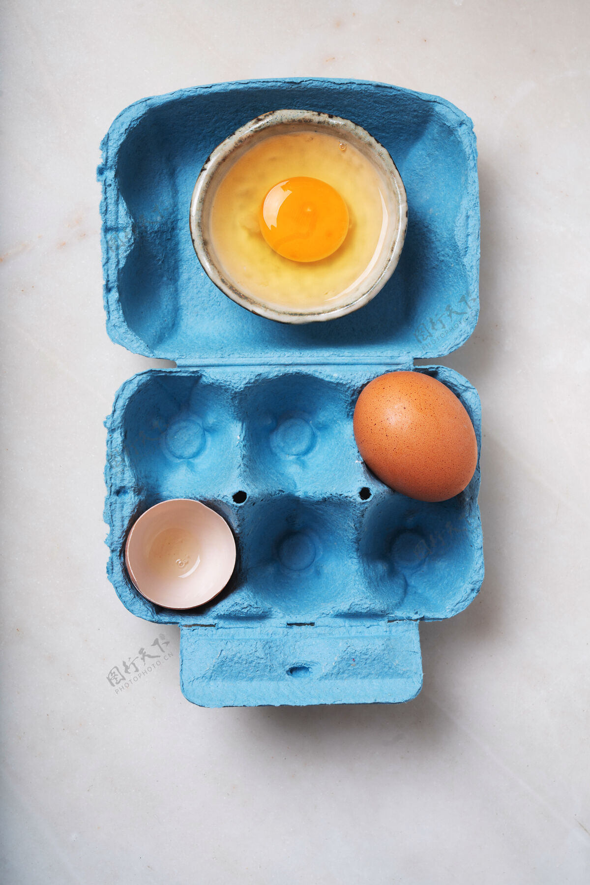 健康蓝色鸡蛋盒里的鸡蛋极简主义的食物概念平铺顶视图棕色鸡蛋食品破碎
