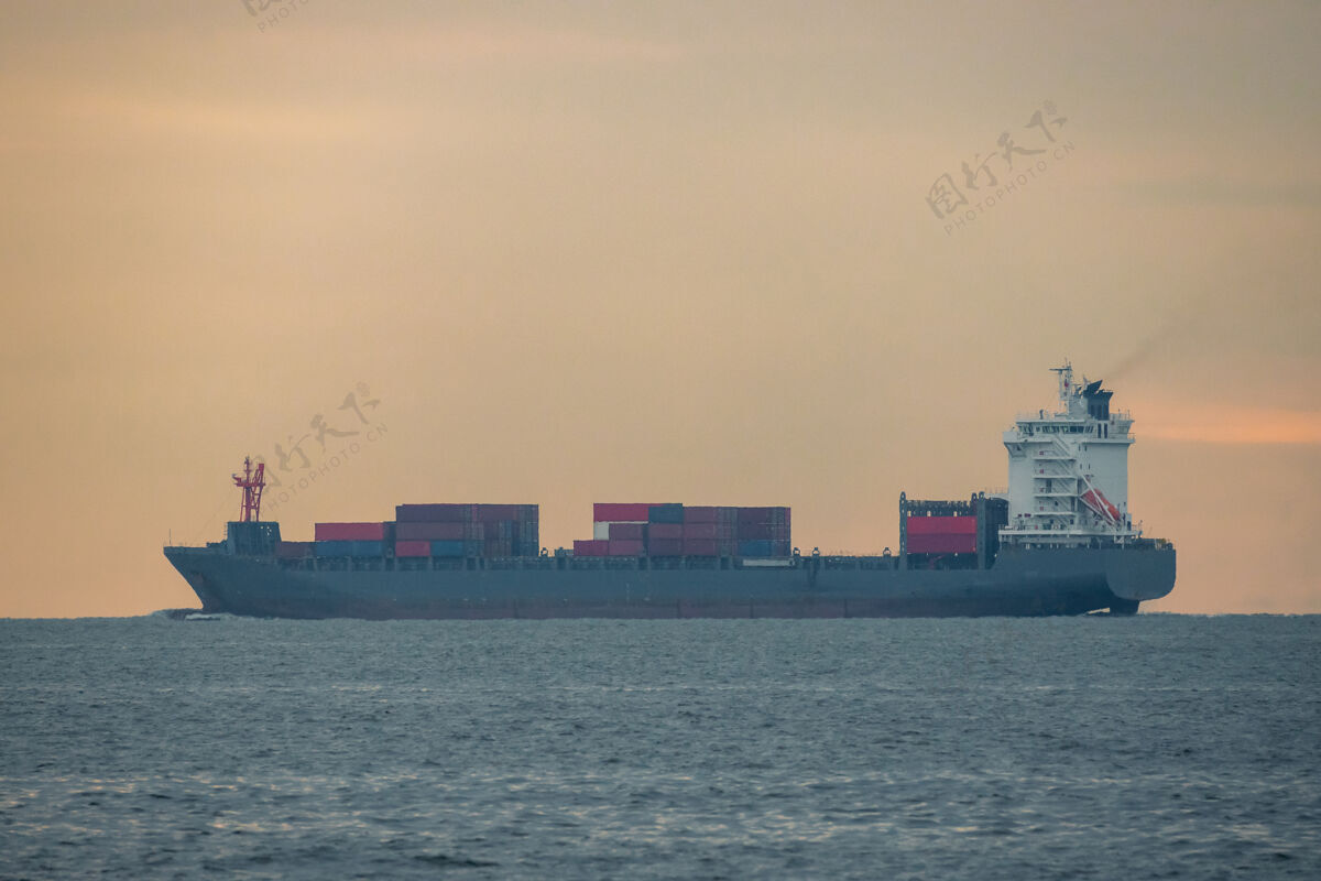 海运物流进出口集装箱货船在海港落日的天空 货物运输由集装箱船乘船商业重型工业