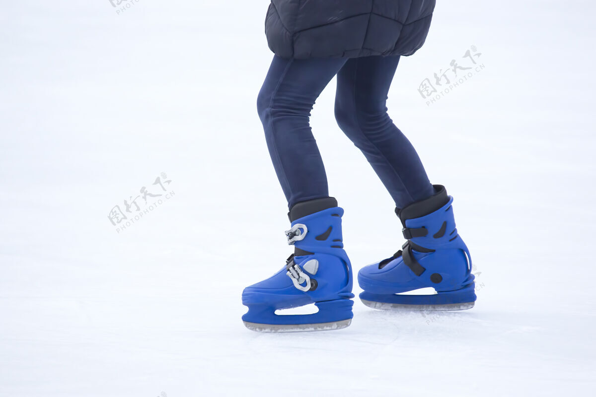 人人们在溜冰场上滑冰爱好和休闲运动冷冻男性