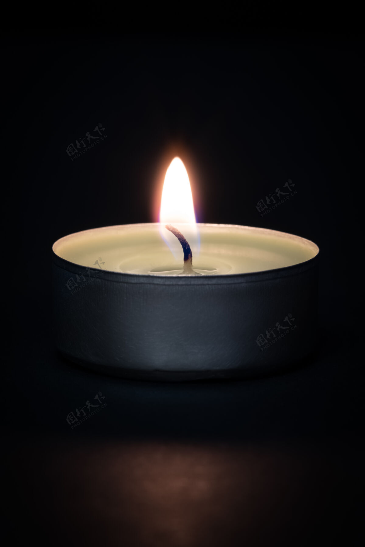 精神在黑暗背景上燃烧的蜡烛 前景有闪光布局 模型单身蜡烛夜晚