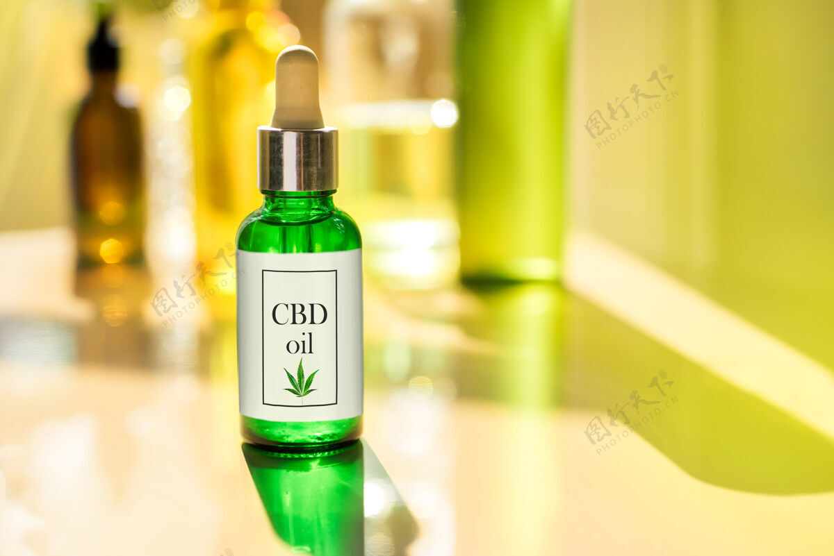 皮肤护理玻璃瓶cbd油 酊剂和标签上的实验室大麻油医疗保健焦虑药物