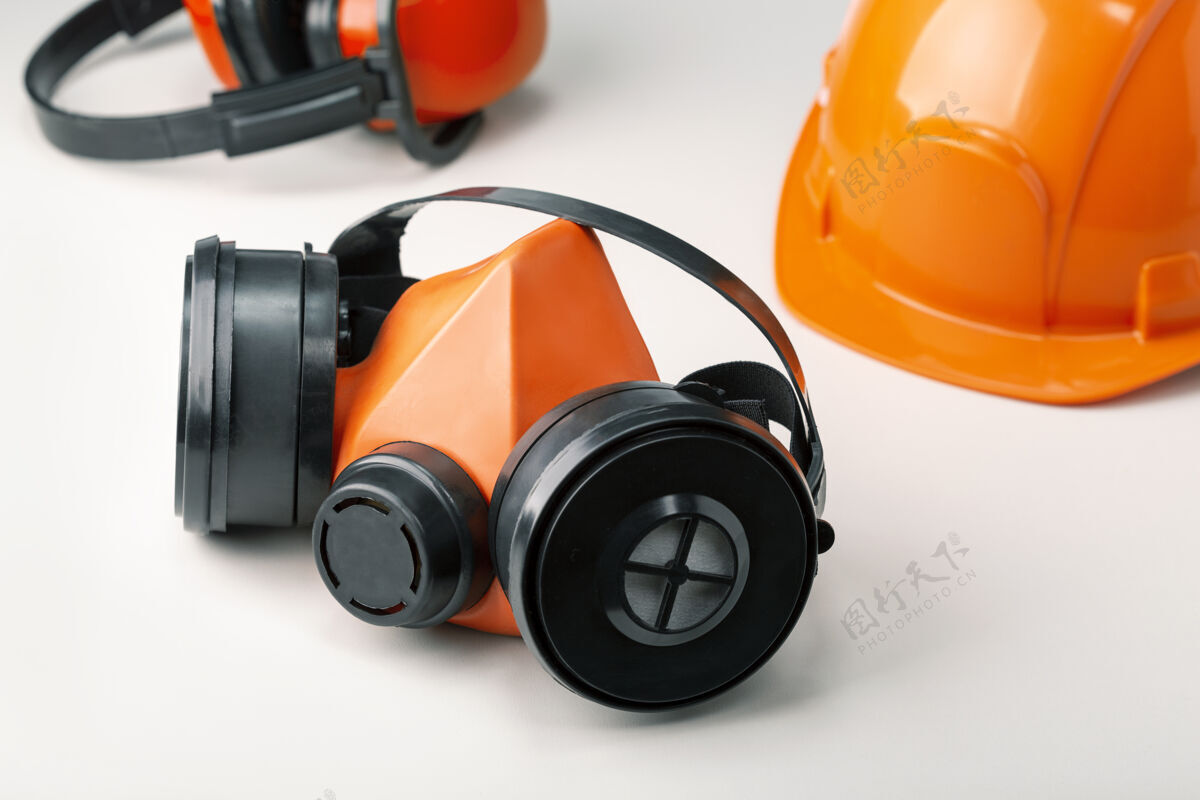 工作服灰色表面上的安全防护设备 呼吸器 头盔和耳机呼吸器头盔面部